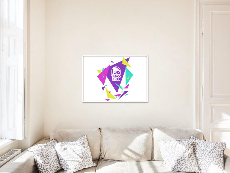 Puede incluir: Una impresi&oacute;n de arte mural rectangular con fondo blanco y un tri&aacute;ngulo morado central que contiene el logotipo y el texto de Taco Bell. Alrededor del tri&aacute;ngulo central hay varias formas geom&eacute;tricas m&aacute;s peque&ntilde;as en rosa brillante, turquesa y verde lima.