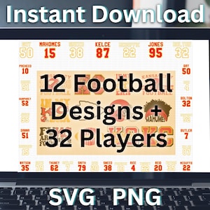 Può includere: Uno schermo di laptop che mostra un download digitale di 12 design di calcio con 32 giocatori. I design sono in stile vintage con colori rosso, giallo e blu. Il testo "12 Football Designs + 32 Players" è visualizzato in testo nero su uno sfondo giallo. Il testo "SVG PNG" è visualizzato in testo nero su uno sfondo bianco nella parte inferiore dello schermo.