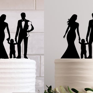 Braut Bräutigam Kind und Baby-Hochzeitstorte Topper SVG Braut und Bräutigam halten Kind und Kleinkind Baby. 2 Versionen.Download PNG Cricut Silhouette