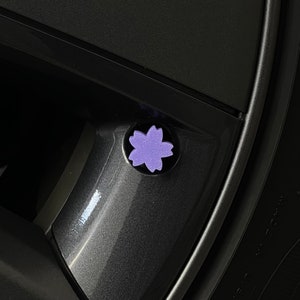 桜の花のタイヤバルブステムキャップ – 車、バイク、オートバイ用の桜のエアキャップ – 花好きのためのエレガントなホイールアクセサリー