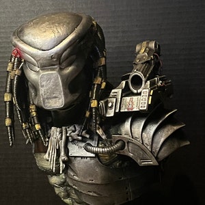 Predator Bust Statue | 13&quot; Hand-Painted 3D Printed Resin Figure | Sci-Fi Movie Collectible | Predator Fan Gift