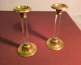mooi paar moderne koperen en lucite kandelaars