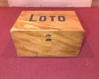 altes Lottospiel in seiner Holzkiste