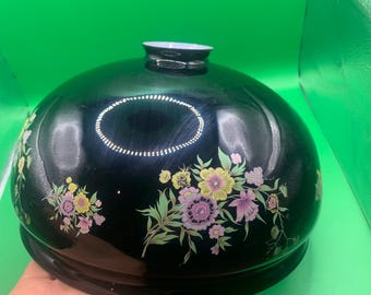 Lampenschirm aus Porzellan. Schwarzer Hintergrund mit floralem Dekor. Seltenes Stück.