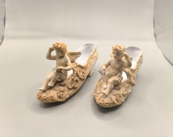 Paar kleine Keks-Cherub-Clogs-Statuetten