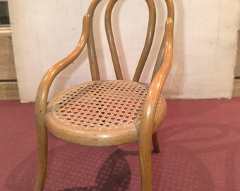 gedrechselter Puppenstuhl aus Holz