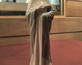 nao lladro. lady with a fan. lladro figurine