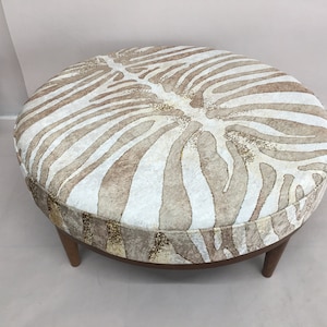 Accent table, Farmhouse bench, Center table, Coffee table, Study table, Floor table, Short table, Covered bench, Round ottoman, DCY 490-K