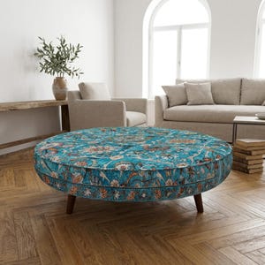 Tavolino da caffè rotondo con pouf / Centrotavola artigianale con medaglione floreale turchese