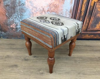 Handgemaakte Ottomaanse kruk 45 cm x 45 cm | Rustieke voetensteun voor de woonkamer | Bekleding van vintage Kilim