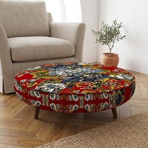 Puf Suzani Motif Vermelho para Coquetel | Poltrona Estofada Grande e Maximalista