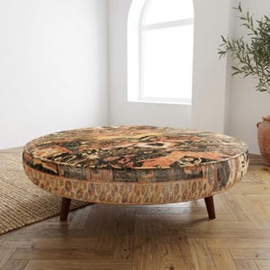 Mesa otomana redonda de tonos tierra oscuros / Muebles antiguos rústicos tapizados de gran tamaño