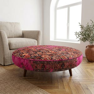 Mesa otomana redonda de color fucsia vibrante / Gran centro de mesa tribal tapizado de estilo bohemio
