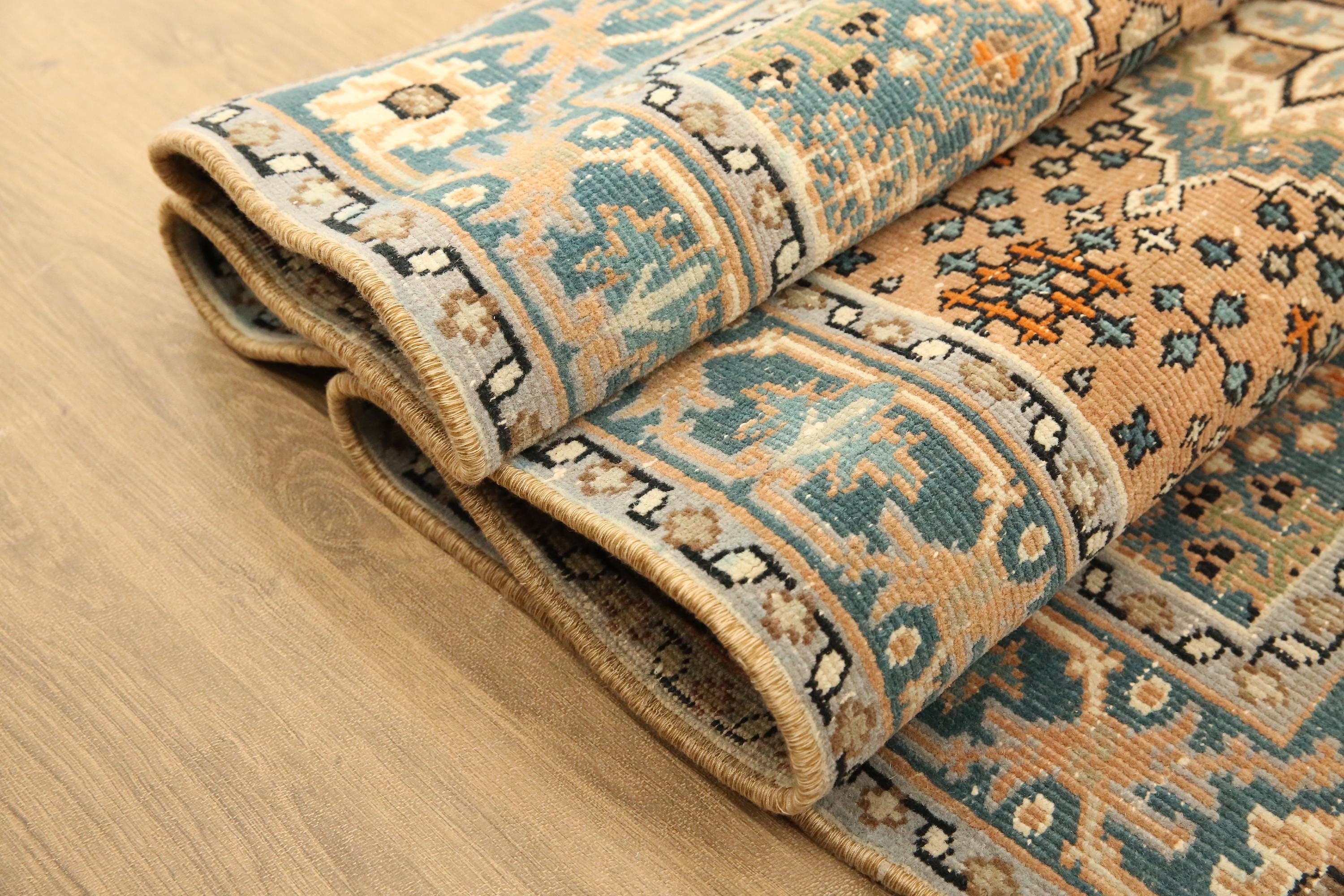タン色のトルコ絨毯、ターコイズボーダーダイヤモンドヴィンテージ風