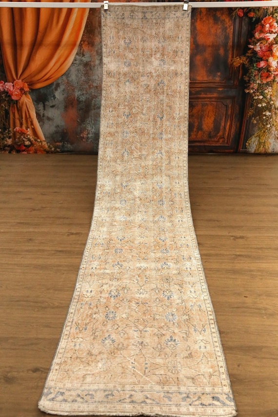 色あせたオレンジ色のラグ、農家の古びたラグ、原始的なランナーラグ