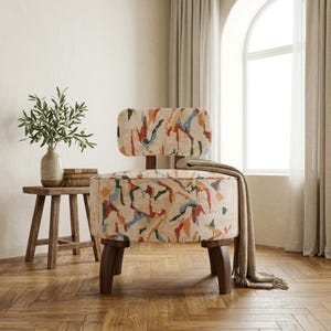 Sillón auxiliar con diseño abstracto de pinceladas / Taburete redondo de madera de colores para tocador DCP 5371