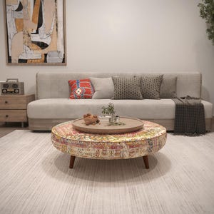 Grande table basse ronde, banc central ottoman rembourré, déco salon bohème