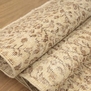 ニュートラルなトルコ製ラグ、アイビー柄ラグ、ウーシャクウールラグ