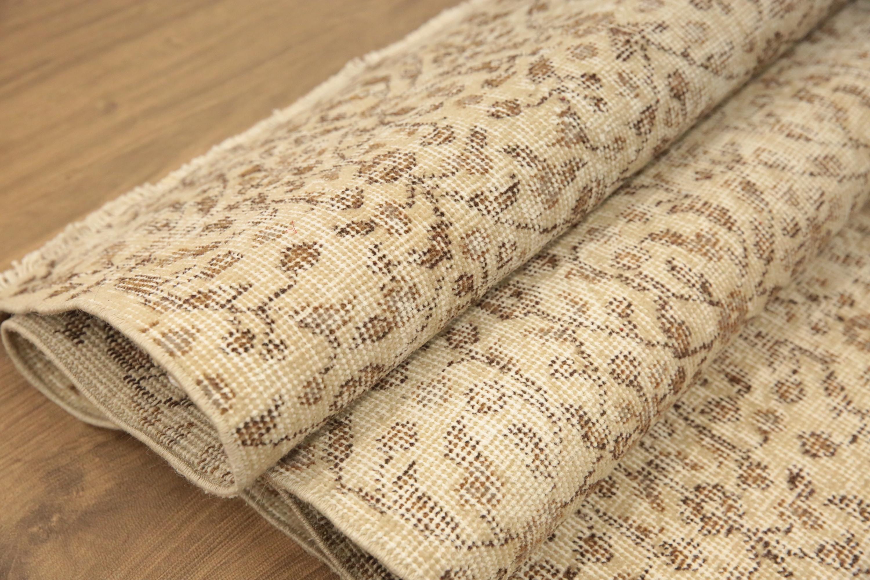 ニュートラルなトルコ製ラグ、アイビー柄ラグ、ウーシャクウールラグ