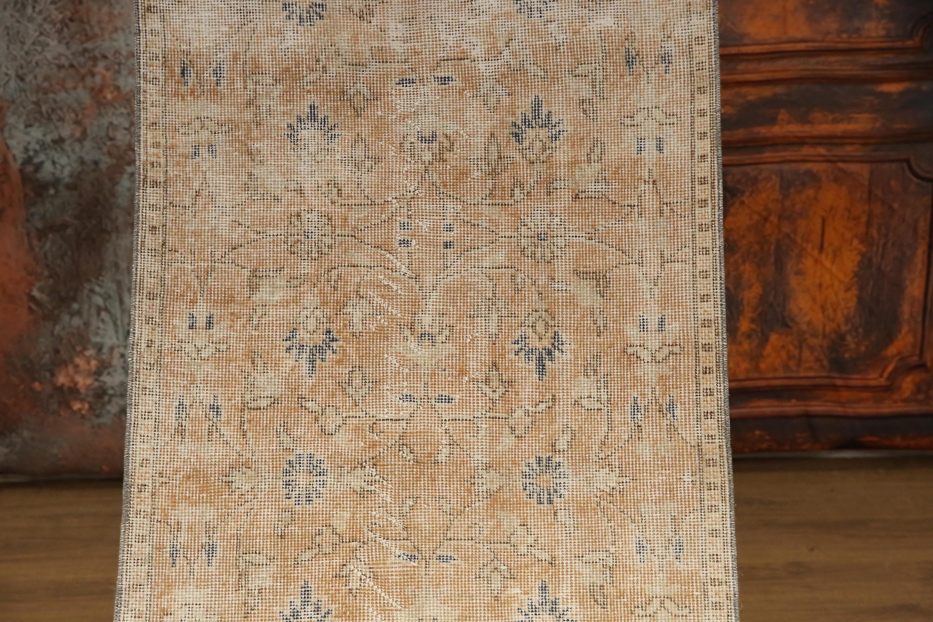 色あせたオレンジ色のラグ、農家の古びたラグ、原始的なランナーラグ