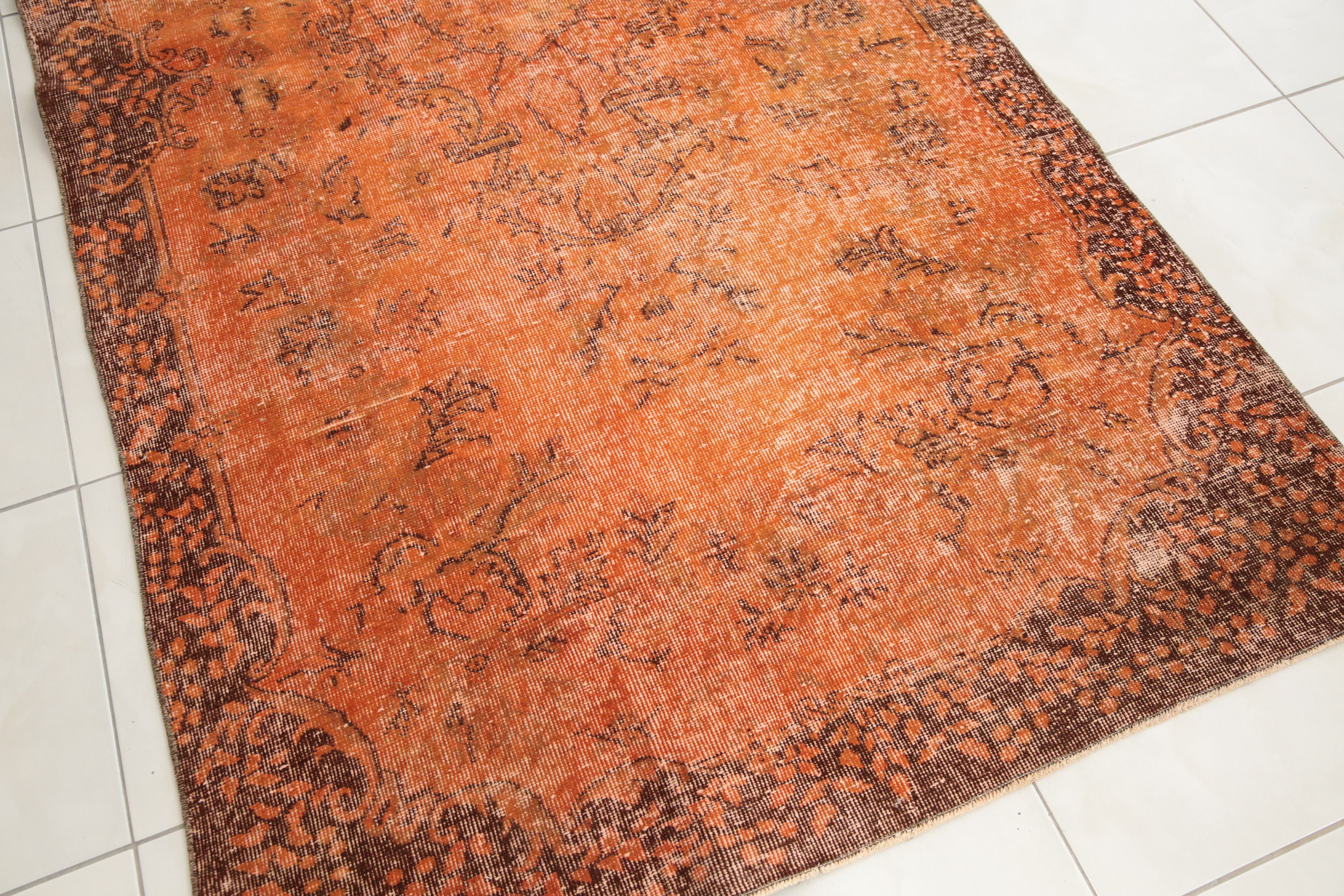 サステナブルなエリアラグ、オリエンタルラグ、オレンジラグ、寝室用