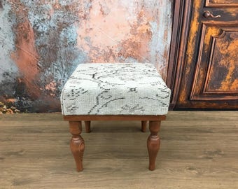 Vierkante accentkruk 45 cm | Moderne voetensteun voor de slaapkamer met houten poten | Bekleding in vintage Kilim-stijl