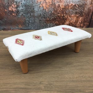Pall under sängen, Kelim ottomanpall, Sadelpall, Knäpall, Liten pall, Pall med ett steg, Manikyrpall, Fotgavel till sängen, DC AB 110
