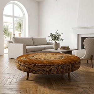 Zimtbraunes Blumenmedaillon Pouf | Traditioneller bedruckter runder Couchtisch
