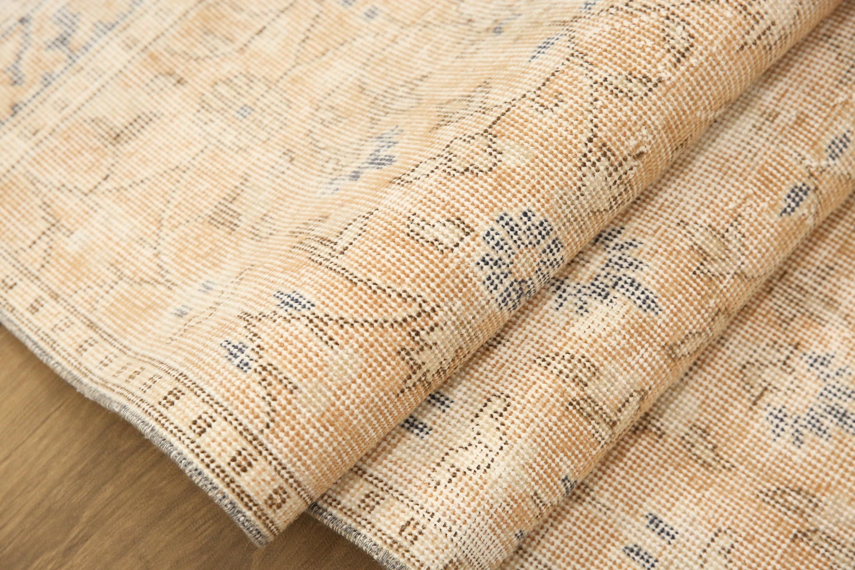 色あせたオレンジ色のラグ、農家の古びたラグ、原始的なランナーラグ