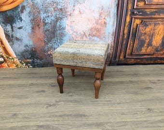 Gestoffeerde poef/kruk van 45 x 45 cm | Moderne voetensteun voor thuiskantoor | Vintage Kilim en hout
