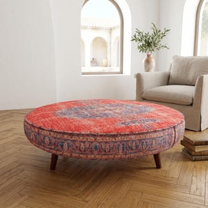 Mesa redonda vermelho coral | Puff com estampa de tapete azul com medalhão desgastado