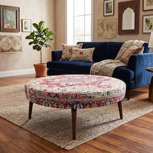 Puf estofado em estilo vintage, mesa de centro redonda com estampa Kilim, banco boho