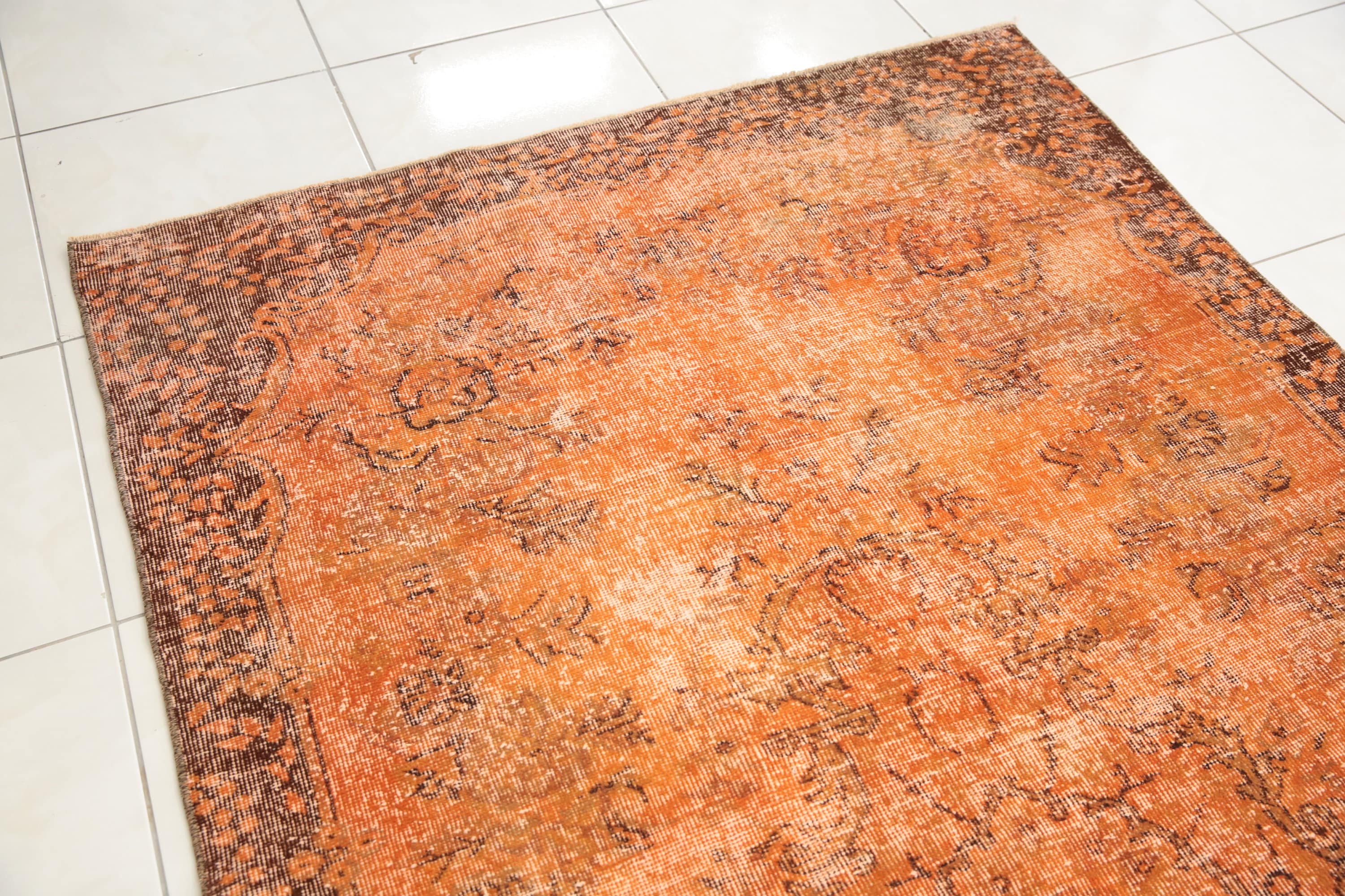 サステナブルなエリアラグ、オリエンタルラグ、オレンジラグ、寝室用