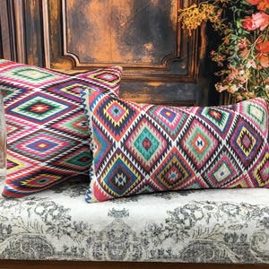 Cuscino color pastello, federa ikat, cuscino retrò, cuscino cilindrico, cuscino per letto, cuscino etnico, cuscini psichedelici, cuscino cool, DCP 4186