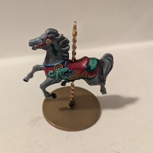 Estatueta de cavalo carrossel de latão e plástico HOLLY Hallmark vintage 1989