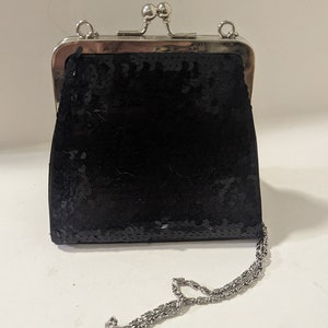 Bolso cruzado con cierre de beso de lentejuelas negras vintage con correa de cadena
