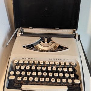 Vintage 1960s Remington Streamliner Typewriter In Case