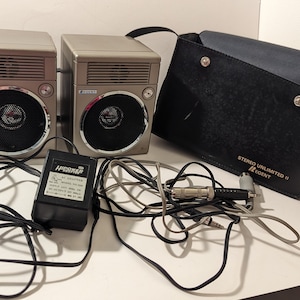 Set of Vintage Stereo Unlimited II Regent Speakers and Case