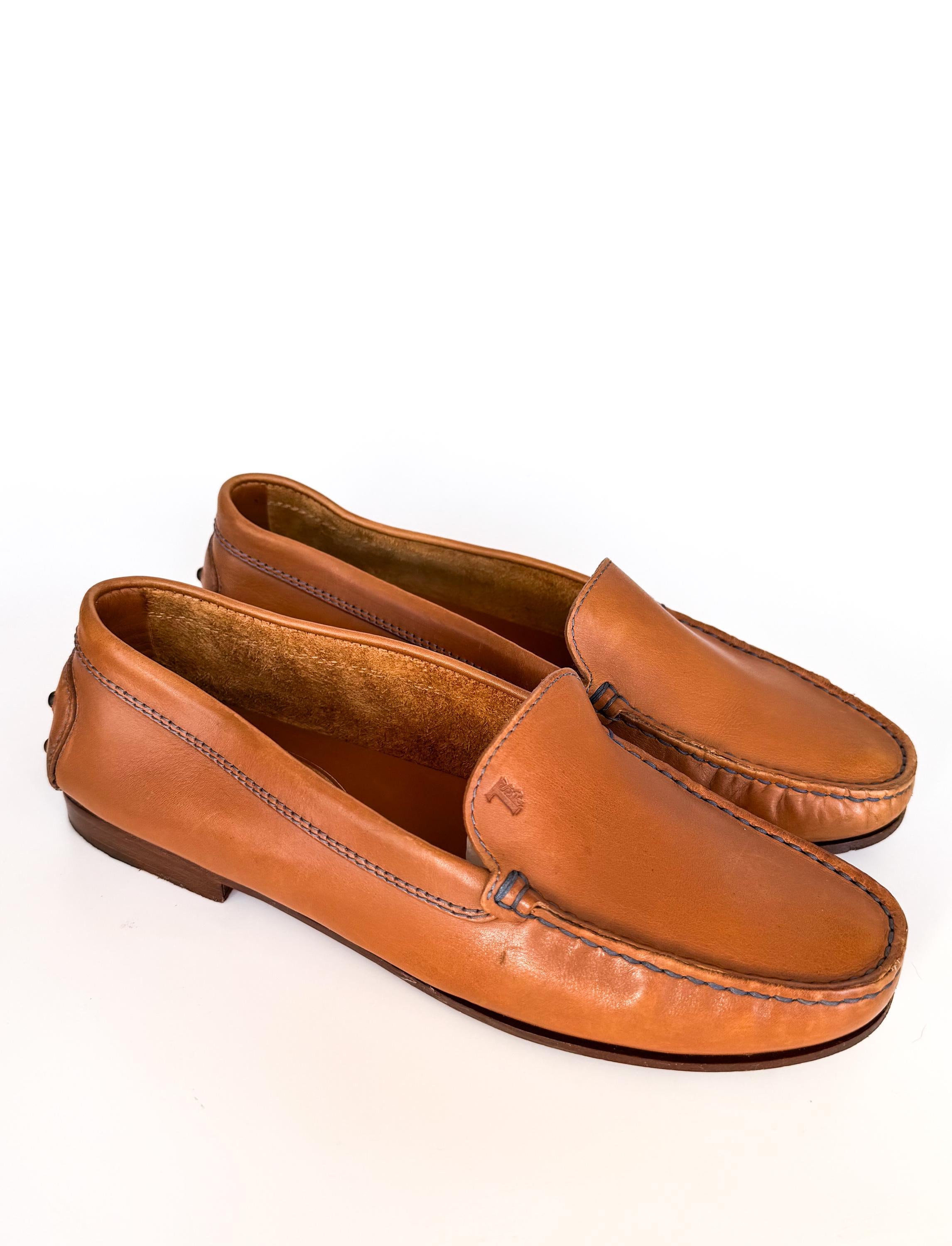 フラットシューズ Tod's Moccasin With Shiny Leather Upper And llic Logo Tod's Moccasin With Shiny Leather Upper And Metallic Logo In