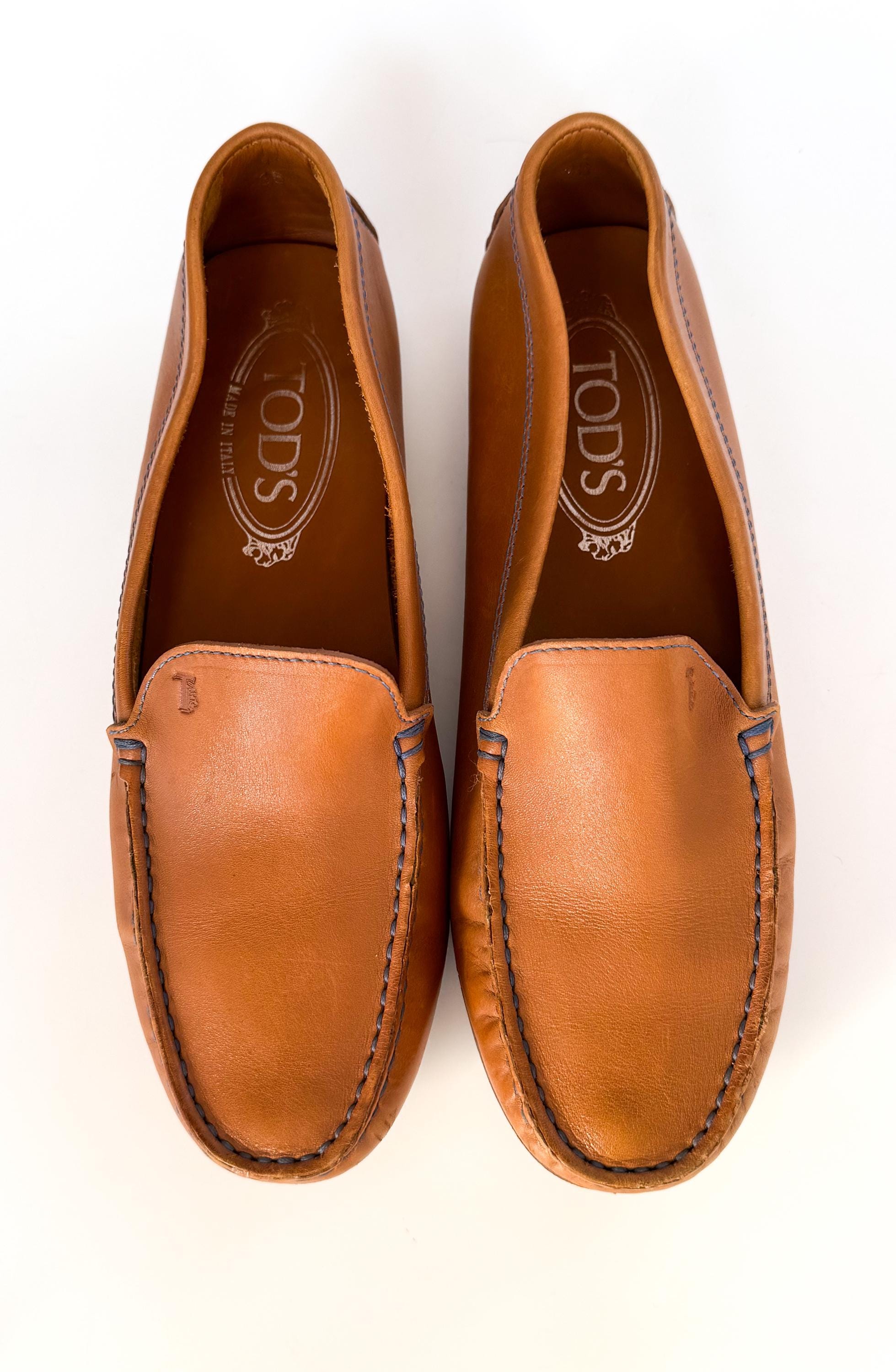 フラットシューズ Tod's Moccasin With Shiny Leather Upper And llic Logo Tod's Moccasin With Shiny Leather Upper And Metallic Logo In