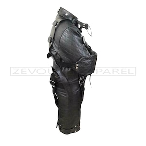 Puede incluir: Chaqueta de cuero negra con múltiples correas, hebillas y una hombrera acolchada. La chaqueta tiene un cuello alto y está diseñada para restringir el movimiento. Las palabras "ZEVOU" y "PAREL" son visibles.