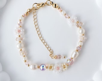 Victoria Bracelet, Cute Dainty beaded Bracelet for women, flower bracelet, daisy bracelet, whimsical bracelet, Gift for sister, daughter