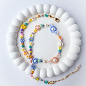 Laura Necklace,  Colorful beaded spring necklace for women, flower necklace, daisy choker, dainty necklace, birthday gift,  jewelry gift