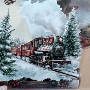 Può includere: Illustrazione ad acquerello di un treno d'epoca che viaggia attraverso un paesaggio invernale innevato. Il treno è un mix di rosso, marrone e verde, con un motore e vagoni passeggeri dettagliati. Alberi sempreverdi e terreno innevato completano la scena festosa.