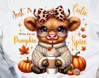 Könnte beinhalten: Weißes T-Shirt mit einer Zeichentrickkuh, die eine Brille und einen Pullover trägt und einen Pumpkin Spice Latte hält. Die Kuh hat eine Schleife und der Text lautet "Just a Cutie Who Loves Pumpkin Spice". Kürbisse und Herbstblätter sind ebenfalls abgebildet.