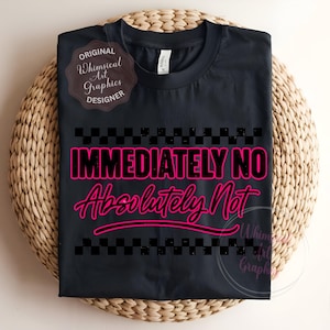 Puede incluir: Camiseta negra con la frase rosa "IMMEDIATELY NO Absolutely Not", enmarcada por un dise&ntilde;o de tablero de ajedrez. La camiseta de cuello redondo se muestra sobre una superficie tejida, con un logotipo de dise&ntilde;ador.
