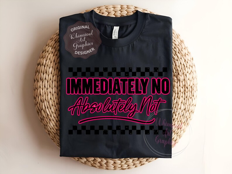 Puede incluir: Camiseta negra con la frase rosa "IMMEDIATELY NO Absolutely Not", enmarcada por un dise&ntilde;o de tablero de ajedrez. La camiseta de cuello redondo se muestra sobre una superficie tejida, con un logotipo de dise&ntilde;ador.