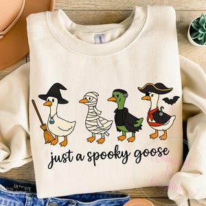 Just a Spooky Goose png, grappige Halloween-gans png, gans in sublimatie van Halloween-kostuums, leuke horror png, griezelige gans png