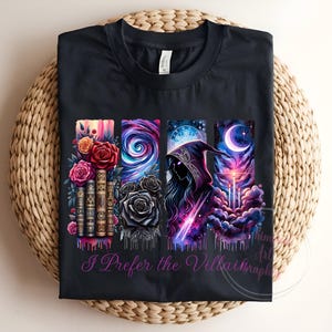 以下が含まれることがあります： 銀河、バラ、本、魔女のグラフィックプリントが施された黒いTシャツ。Tシャツには「I Prefer the Villain」の文字がプリントされています。
