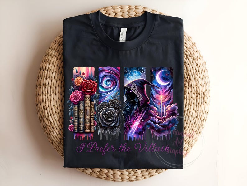 以下が含まれることがあります： 銀河、バラ、本、魔女のグラフィックプリントが施された黒いTシャツ。Tシャツには「I Prefer the Villain」の文字がプリントされています。